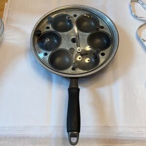 Le Gourmet Chef steel /metal and Silver aluminum Egg Poacher Pan, glass lid